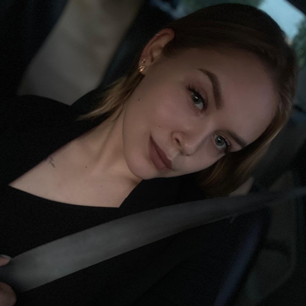 Оля